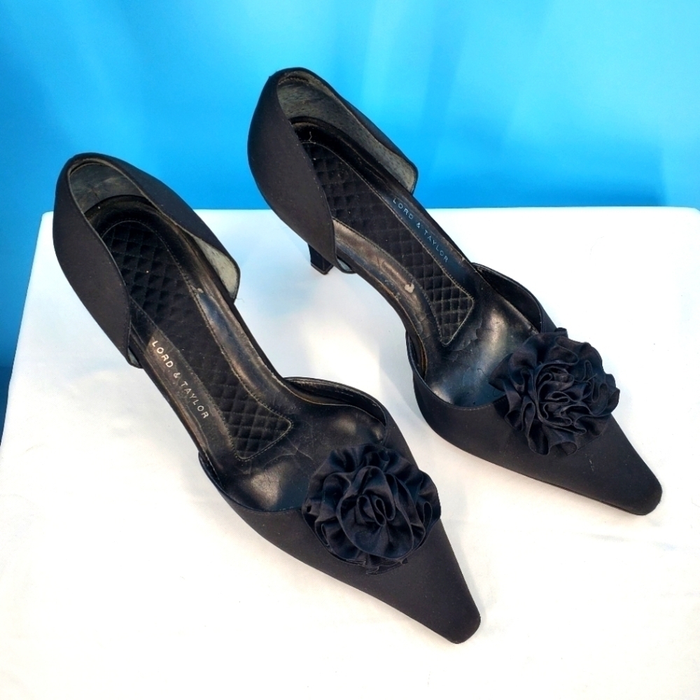 Lord & Taylor black satin rose pumps 8M